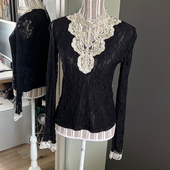 π₯1 hour sale. Lace blouse with faux pearls, STUNNING vintage top